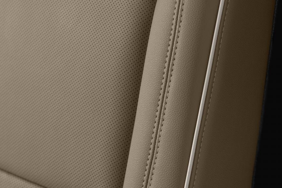 Детали интерьера Chevrolet Suburban High Country 2020 года  (фото 19 из 21)